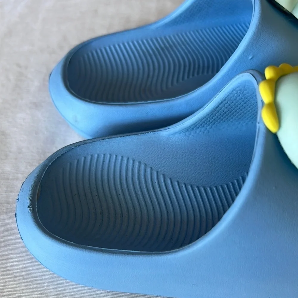 Source Unknown Blue and Yellow Sandals with Dinosaur Design #201